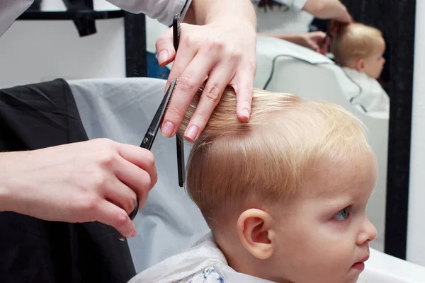 Cięcie włosów dziecka — Zdjęcie stockowe