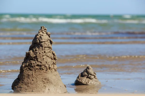 Château de sable au bord de la mer — Photo