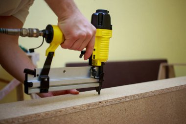 Pnömatik zımbayla çalışan adam.