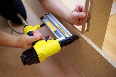 Pnömatik zımbayla çalışan adam.