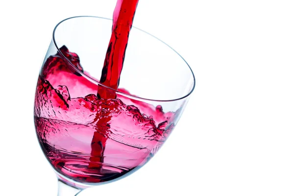 Κόκκινο Κρασί Είναι Χύνεται Ένα Ποτήρι Στο Λευκό Φόντο — Φωτογραφία Αρχείου
