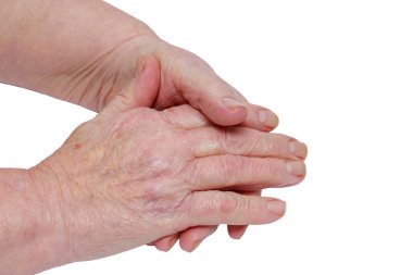 Beyaz bir arka planda yaşlı kadın elleri