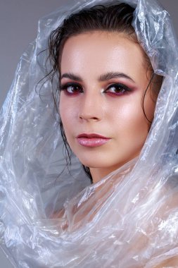 Gri arka plandaki kızın portresini kapat