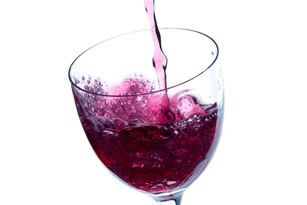 白い背景の上のコップに赤ワインを注いだ — ストック写真