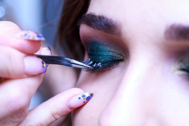 Güzellik uzmanı kirpik uzatma prosedürünü yakından uygular.