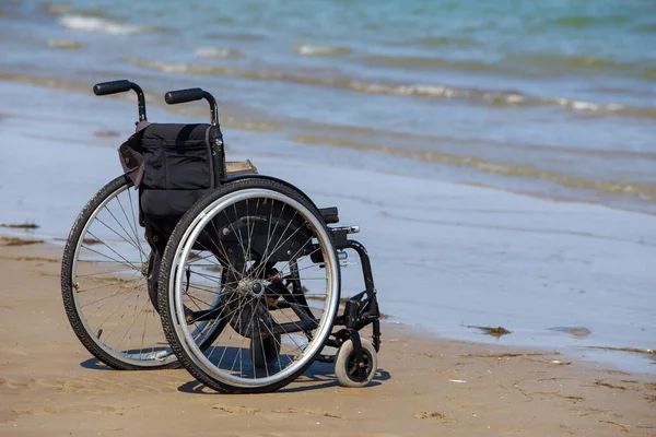 Prázdné Černé Invalidní Vozík Stojí Pobřeží — Stock fotografie