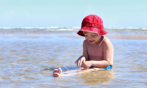 Kleine Jongen Aan Zee Speelt Met Water — Stockfoto