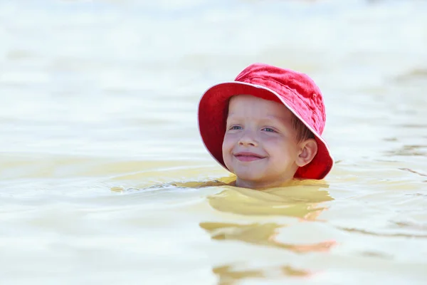 Baby Hoofd Rode Panama Steekt Uit Het Water — Stockfoto