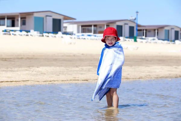 Kleine Jongen Aan Zee Staat Het Water — Stockfoto