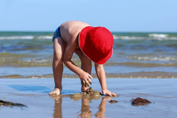 Kleine Jongen Aan Zee Speelt Met Water Zand — Stockfoto