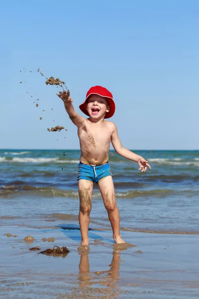 海滨的小男孩在玩水和沙子 — 图库照片