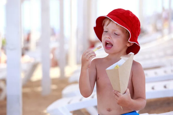 Kleine Jongen Rode Panama Het Strand Eet Frietjes — Stockfoto