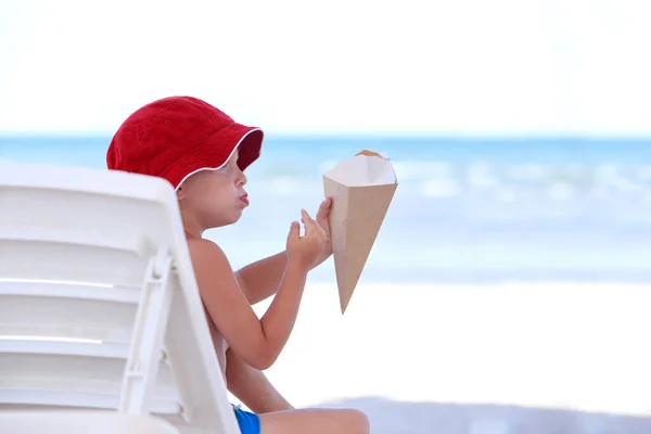 Kleine Jongen Rode Panama Het Strand Eet Frietjes — Stockfoto