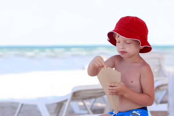 Kleine Jongen Rode Panama Het Strand Eet Frietjes — Stockfoto