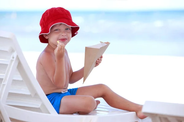 Kleine Jongen Rode Panama Het Strand Eet Frietjes — Stockfoto