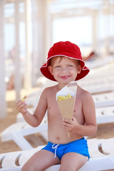 Kleine Jongen Rode Panama Het Strand Eet Frietjes — Stockfoto