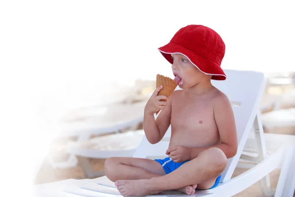 Kleine Jongen Rode Panama Het Strand Eet Ijs — Stockfoto