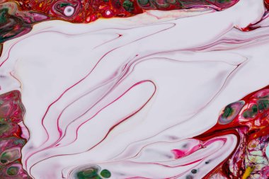 Kırmızı ve beyaz tonlarda akrilik boyanın soyut arkaplanı