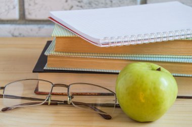 kitap, Apple, defter, gözlük ve kalem ahşap masa üzerinde okuma. Geri okul kavramı