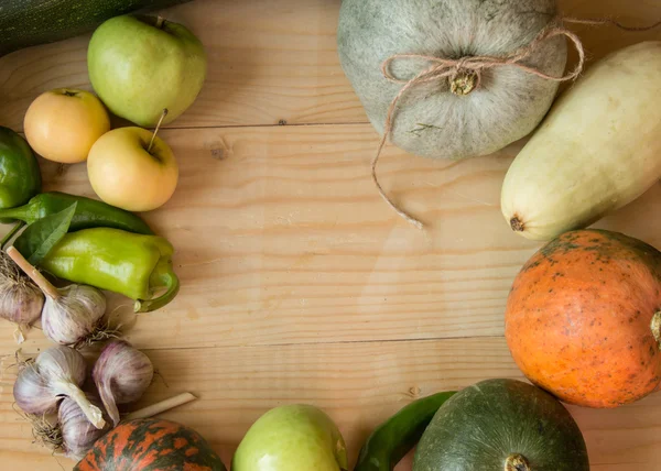 Vendemmia o Ringraziamento sfondo con frutta autunnale e zucche su un tavolo di legno rustico — Foto Stock