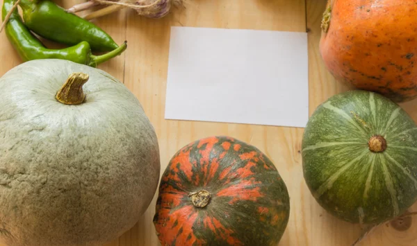 Ernte- oder Erntedankhintergrund mit Herbstfrüchten und Kürbissen auf einem rustikalen Holztisch, Kopierraum — Stockfoto