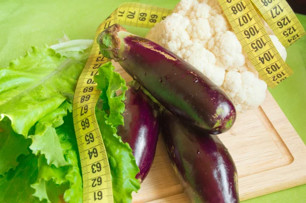 Ernährungskonzept, gesunde Ernährung, Salat, Blumenkohl, Auberginen, Maßband-Gemüse — Stockfoto