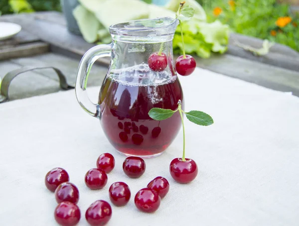 Koude kersensap in jar en rijpe bessen, selectieve aandacht — Stockfoto