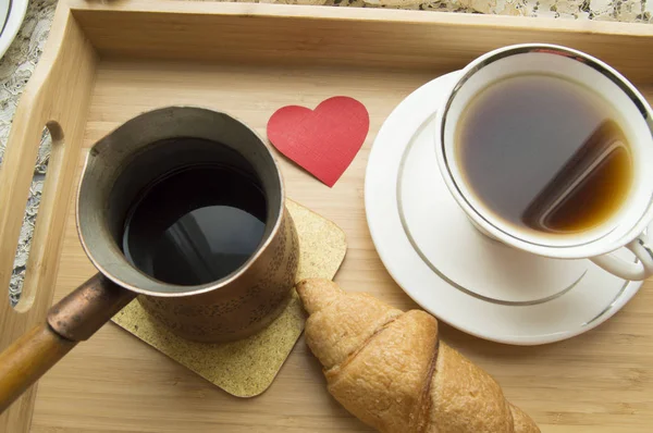 Desayuno San Valentín un croissant y café en bandeja de madera — Foto de Stock