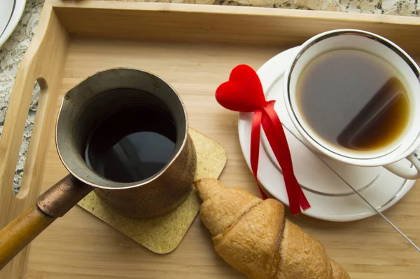 Día de San Valentín Desayuno croissant y café se sirve en una bandeja con corazón — Foto de Stock