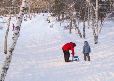 Baba oğlu doğru Karmobil, tepeden aşağı yuvarlandı yardımcı olur