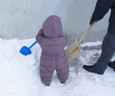 Baba ve bebek birlikte kar kürekleri kadar temiz