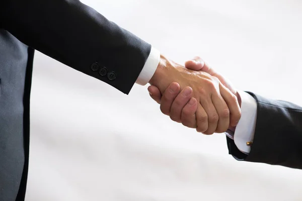 Partnerschaftskonzept - Händedruck von Geschäftsleuten in Businessanzügen — Stockfoto
