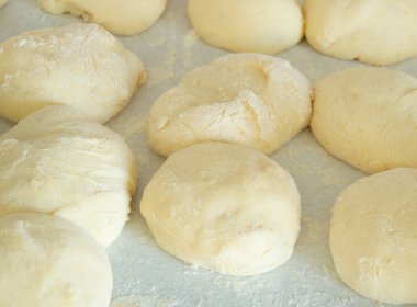 Pasta ve bisküvi, un ile hamur küçük topları yakın çekim