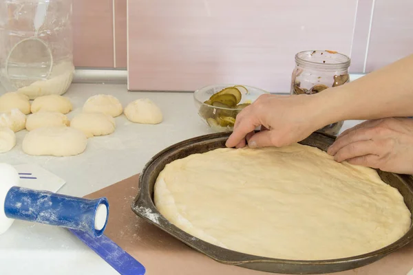 Женские руки готовят тесто для пиццы, домашней кухни — стоковое фото