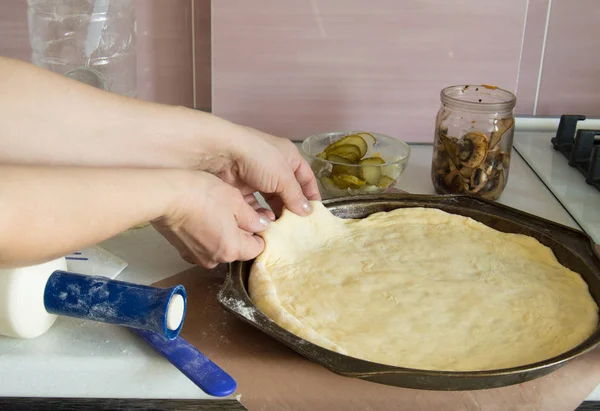 Manos femeninas preparando masa para pizza, cocina casera —  Fotos de Stock