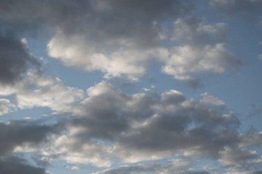 Gün batımından sonra yağmur, arka plan, mavi gökyüzünde büyük gri bulutlar