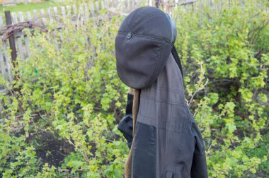 Bahçe palto ve şapka asılı erkekler iş elbiseleri