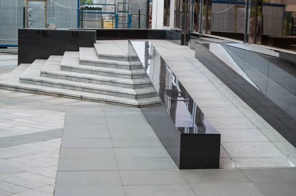 Ramp available to support wheelchair users in a modern office building, the facilities of transportation. — Stock Photo, Image