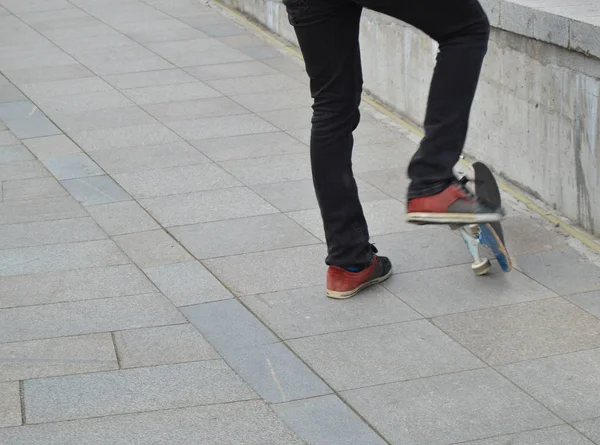 Скейтборд, чоловік їде і робить трюки — стокове фото