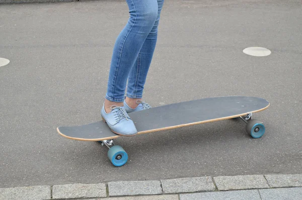 Skateboardist, skateboard-dameføtter i skateparken – stockfoto