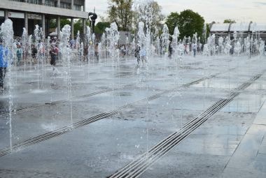 Moskova, Rusya - 20 Mayıs 2017: Çeşme Meydanı parkta sanatları 