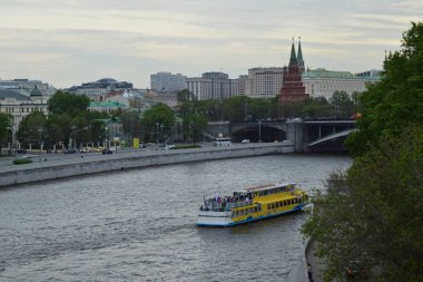 Rusya Moskova 2016.05.20: Gemi, akşamları, Kremlin arka plan üzerine Moskova Nehri üzerinde tekne