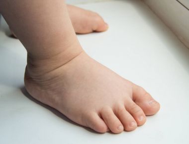 Bebek küçük ayak standı, ilk adım, yakın çekim