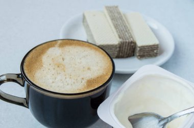 Sağlıklı kahvaltı için kilo kaybı kahve, waffle, yoğurt