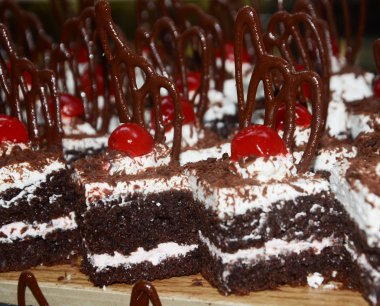 Lezzetli kremalı pasta ve meyveler otelde, restoranda, ziyafette.