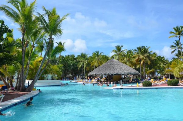 Beautiful luxury swimming pool at a tropical resort, People relax at the hotel. — Stock Photo, Image