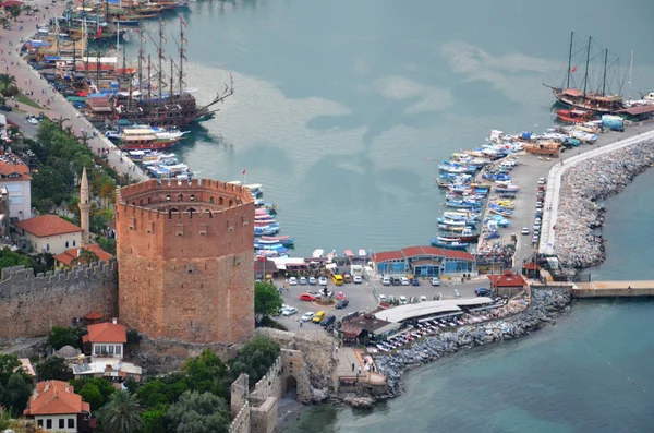 Belo panorama da Baía de Antalya, antigo porto e torre — Fotografia de Stock