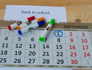 Takvim, ahşap arka plan üzerinde renkli marker kalem okula dönüş