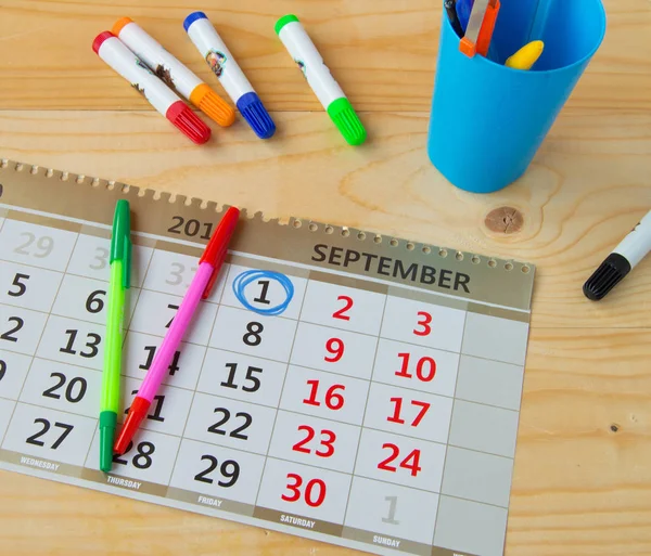 Takvim, ahşap arka plan üzerinde renkli marker kalem okula dönüş