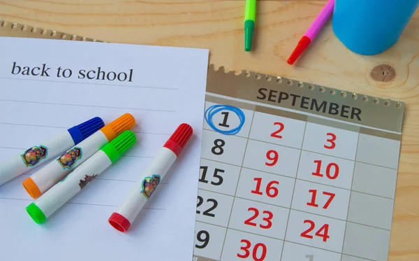 Takvim, ahşap arka plan üzerinde renkli marker kalem okula dönüş
